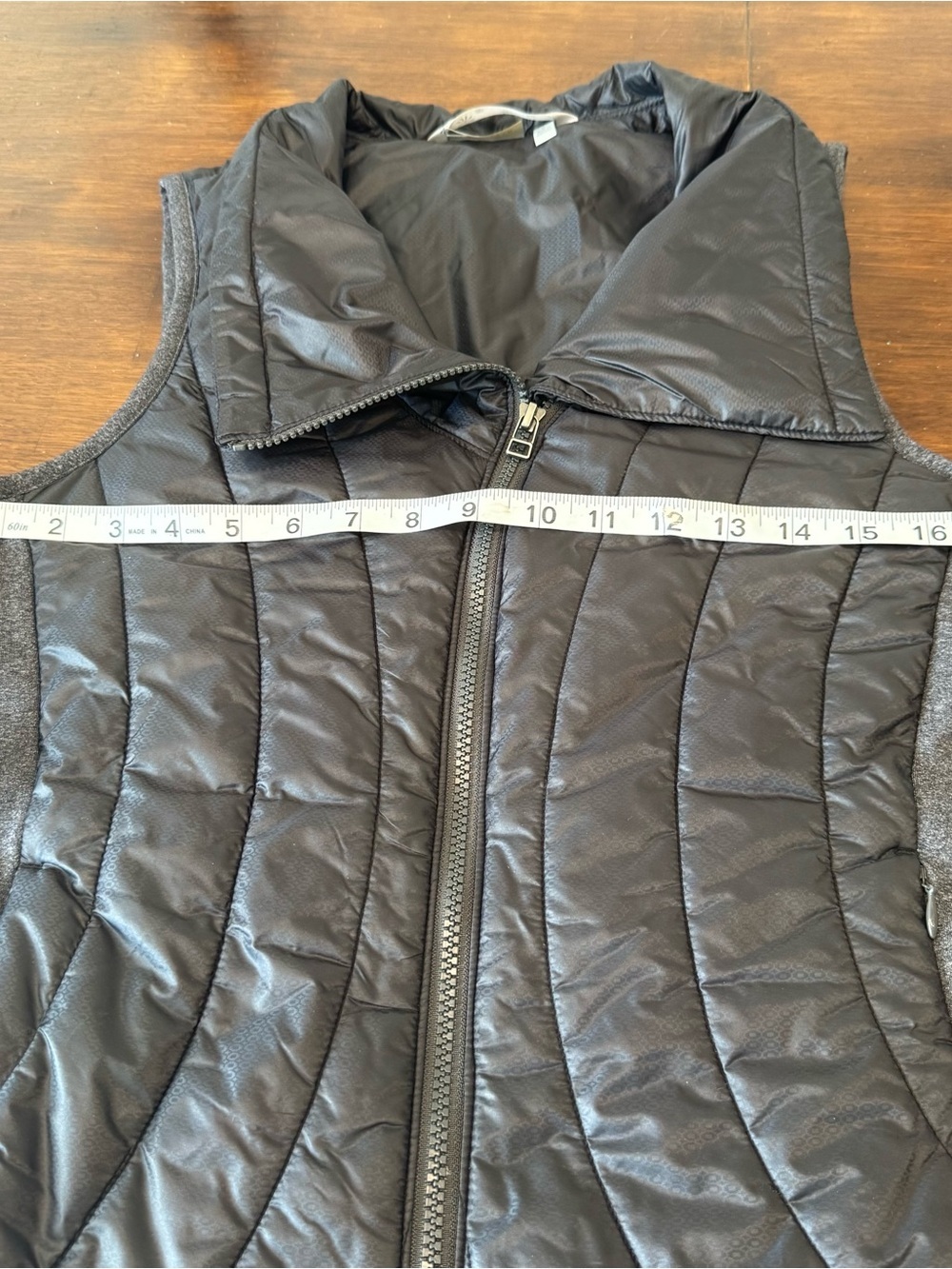 Athleta Vail Vest Size S Black Lightweight Insulated Primaloft Full Zip Sporty - Picture 3 of 10
